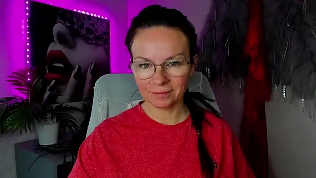 Snapshot of HelenLuxx chatting on 05-02-26, 06:29 HelenLuxx online show from 05-02-26, 06:29