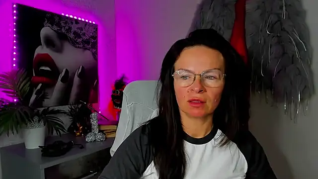 Snapshot of HelenLuxx chatting on 05-06-26, 03:17 HelenLuxx online show from 05-06-26, 03:17