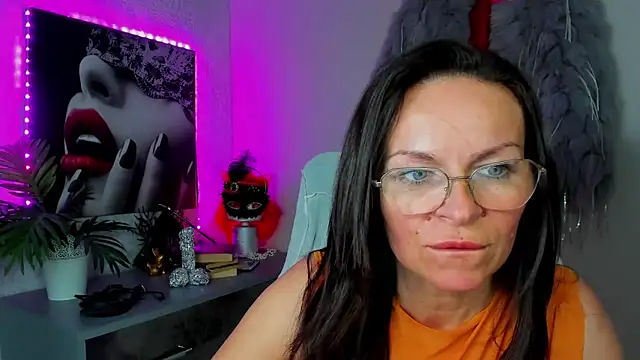 Snapshot of HelenLuxx chatting on 05-11-26, 02:45 HelenLuxx online show from 05-11-26, 02:45
