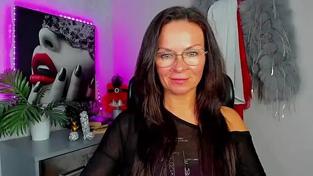 Snapshot of HelenLuxx chatting on 06-15-26, 03:14 HelenLuxx online show from 06-15-26, 03:14