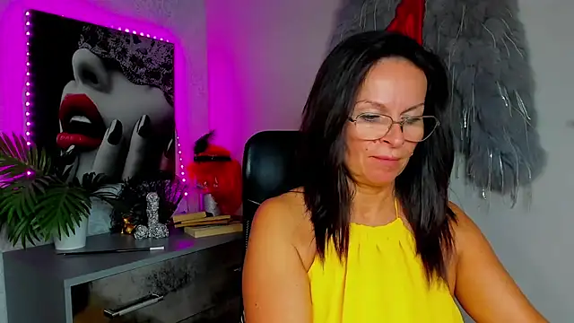 Snapshot of HelenLuxx chatting on 07-14-26, 12:33 HelenLuxx online show from 07-14-26, 12:33