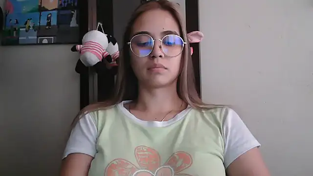 Snapshot of trianabell chatting on 06-25-26, 04:44 trianabell online show from 06-25-26, 04:44