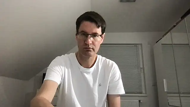 Snapshot of zxzx_cam1 chatting on 12-21-25, 04:47 zxzx cam1 online show from 12-21-25, 04:47