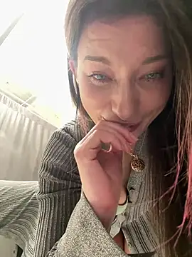 Snapshot of MooonReal chatting on 12-15-24, 06:29 MooonReal online show from 12-15-24, 06:29