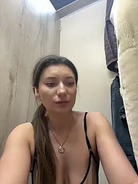 Snapshot of MooonReal chatting on 12-19-24, 03:07 MooonReal online show from 12-19-24, 03:07