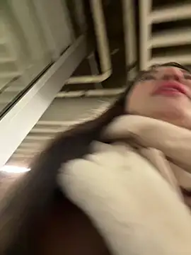 Snapshot of MooonReal chatting on 12-21-24, 03:47 MooonReal online show from 12-21-24, 03:47