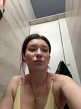 Snapshot of MooonReal chatting on 01-04-25, 02:56 MooonReal online show from 01-04-25, 02:56