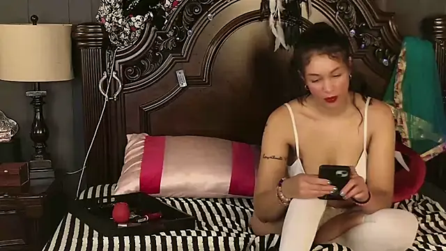 Snapshot of MeghanMarley chatting on 10-19-25, 04:35 MeghanMarley online show from 10-19-25, 04:35