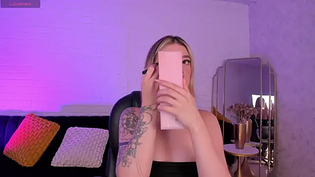 ViolettHansson online show from 12-01-25, 06:13