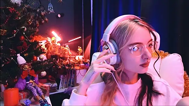 Snapshot of Avi_Nile chatting on 12-15-24, 02:08 Avi Nile online show from 12-15-24, 02:08