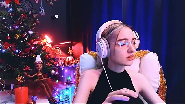 Snapshot of Avi_Nile chatting on 12-20-24, 02:19 Avi Nile online show from 12-20-24, 02:19