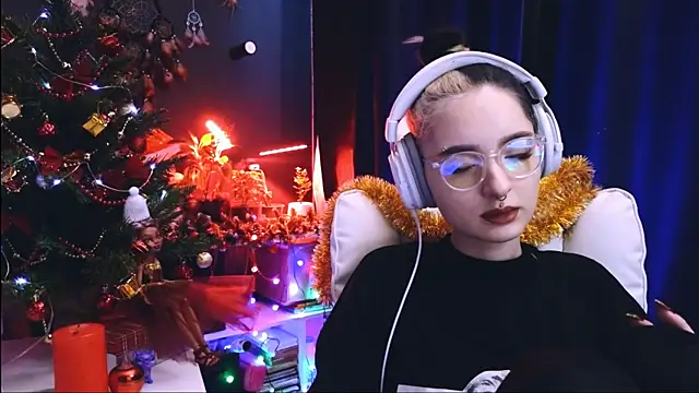 Snapshot of Avi_Nile chatting on 12-22-24, 02:49 Avi Nile online show from 12-22-24, 02:49