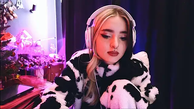 Snapshot of Avi_Nile chatting on 01-17-25, 04:49 Avi Nile online show from 01-17-25, 04:49