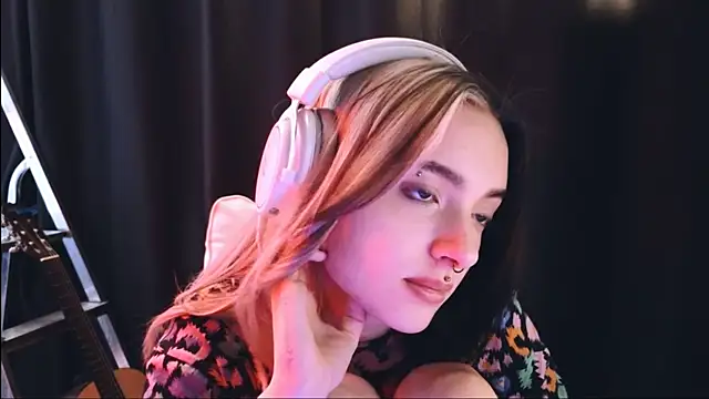 Snapshot of Avi_Nile chatting on 02-06-25, 05:25 Avi Nile online show from 02-06-25, 05:25