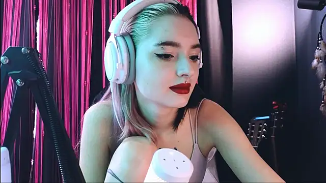 Snapshot of Avi_Nile chatting on 09-22-25, 04:36 Avi Nile online show from 09-22-25, 04:36