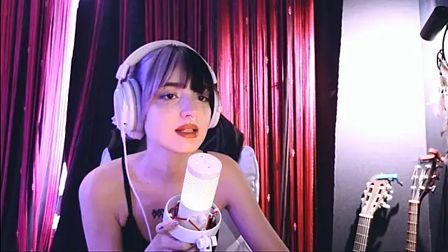 Snapshot of Avi_Nile chatting on 10-19-25, 05:08 Avi Nile online show from 10-19-25, 05:08