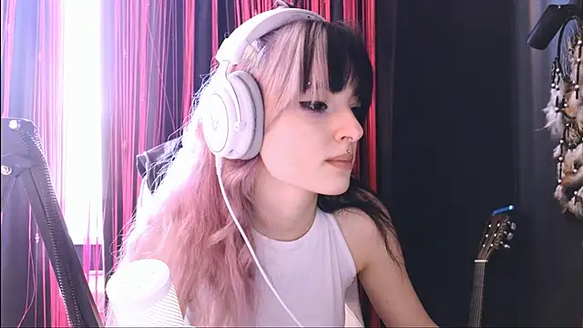 Snapshot of Avi_Nile chatting on 10-25-25, 05:15 Avi Nile online show from 10-25-25, 05:15