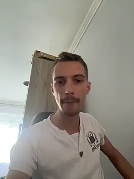 Snapshot of elatus0206 chatting on 10-26-25, 10:43 elatus0206 online show from 10-26-25, 10:43