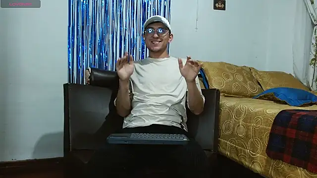 Snapshot of samfox_ chatting on 10-02-25, 02:07 samfox online show from 10-02-25, 02:07