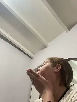 Snapshot of andreinitahg chatting on 01-11-25, 11:46 andreinitahg online show from 01-11-25, 11:46