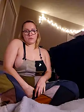 Snapshot of Paynted_Lady chatting on 12-18-25, 03:45 Paynted Lady online show from 12-18-25, 03:45