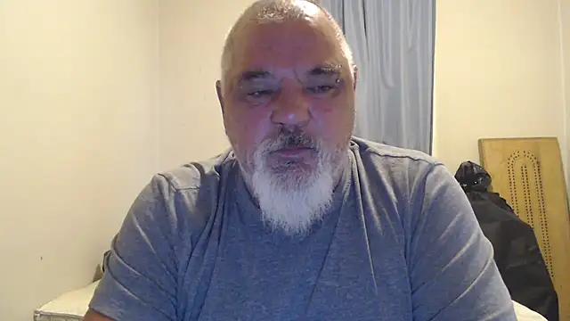 Newfiesausage1972 online show from 10-04-25, 12:36