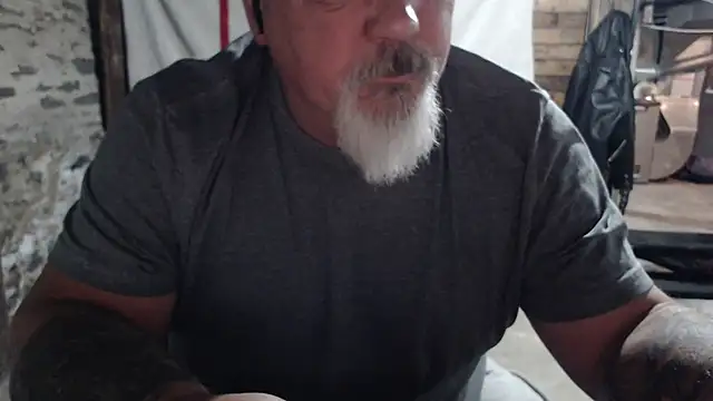 Newfiesausage1972 online show from 11-20-25, 10:37