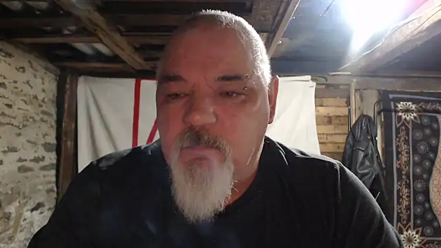 Newfiesausage1972 online show from 12-15-25, 09:13