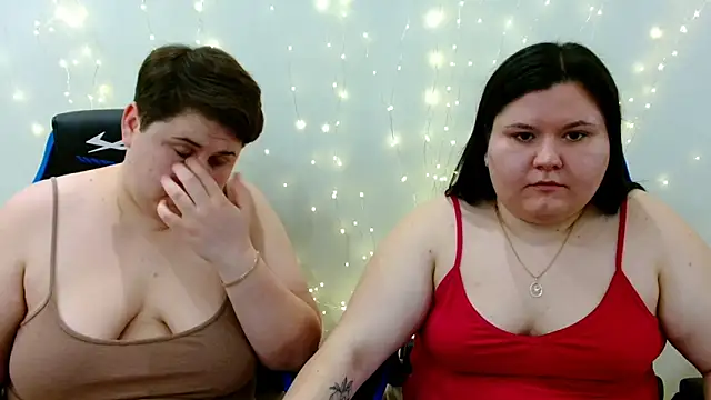 Snapshot of BeckyAndHellen chatting on 12-14-25, 02:22 BeckyAndHellen online show from 12-14-25, 02:22