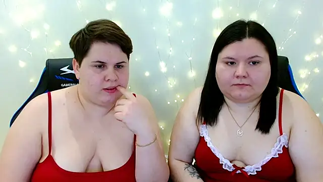 Snapshot of BeckyAndHellen chatting on 12-17-25, 07:53 BeckyAndHellen online show from 12-17-25, 07:53