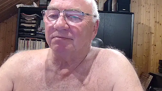 Snapshot of biggandybig chatting on 04-15-26, 11:05 biggandybig online show from 04-15-26, 11:05