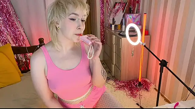 Snapshot of EmmyAmbros chatting on 02-05-26, 06:12 EmmyAmbros online show from 02-05-26, 06:12