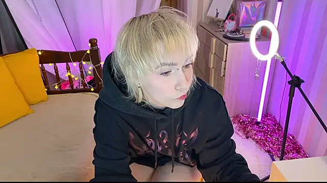 Snapshot of EmmyAmbros chatting on 02-18-26, 08:05 EmmyAmbros online show from 02-18-26, 08:05