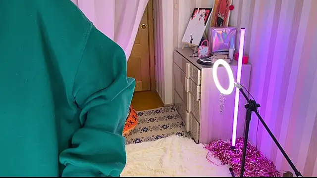 Snapshot of EmmyAmbros chatting on 02-19-26, 07:21 EmmyAmbros online show from 02-19-26, 07:21