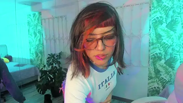 cute hollywood online show from 11-13-25, 08:52