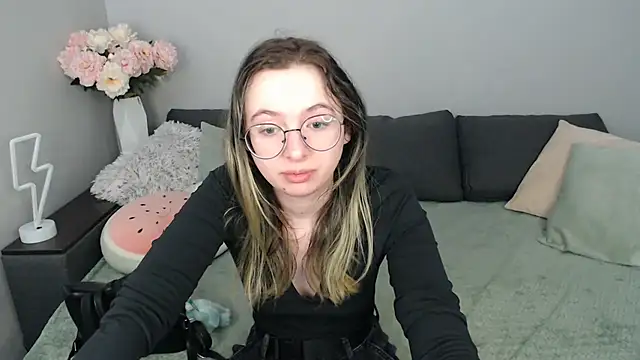 Snapshot of Mini_Diva chatting on 09-15-25, 08:03 Mini Diva online show from 09-15-25, 08:03