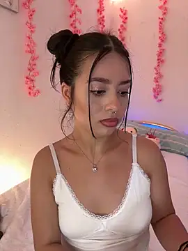 Snapshot of AliceJovovich chatting on 12-04-24, 05:55 AliceJovovich online show from 12-04-24, 05:55