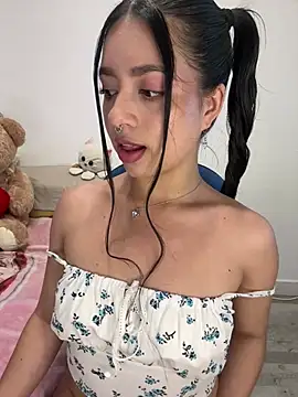 Snapshot of AliceJovovich chatting on 01-28-25, 05:46 AliceJovovich online show from 01-28-25, 05:46