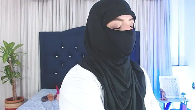 Snapshot of Uzra_hayed chatting on 02-04-25, 10:34 Uzra hayed online show from 02-04-25, 10:34