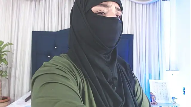 Snapshot of Uzra_hayed chatting on 02-06-25, 10:10 Uzra hayed online show from 02-06-25, 10:10