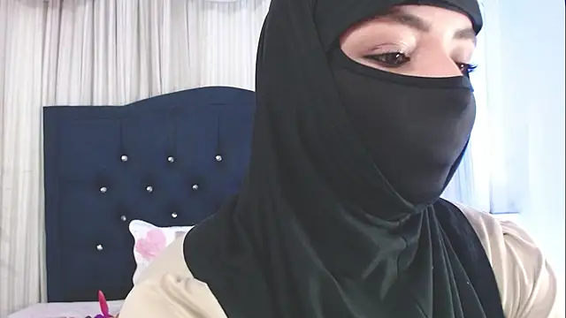 Snapshot of Uzra_hayed chatting on 02-19-25, 07:38 Uzra hayed online show from 02-19-25, 07:38