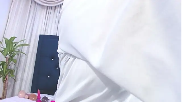 Snapshot of Uzra_hayed chatting on 03-14-25, 07:23 Uzra hayed online show from 03-14-25, 07:23