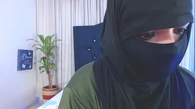 Snapshot of Uzra_hayed chatting on 03-21-25, 10:50 Uzra hayed online show from 03-21-25, 10:50