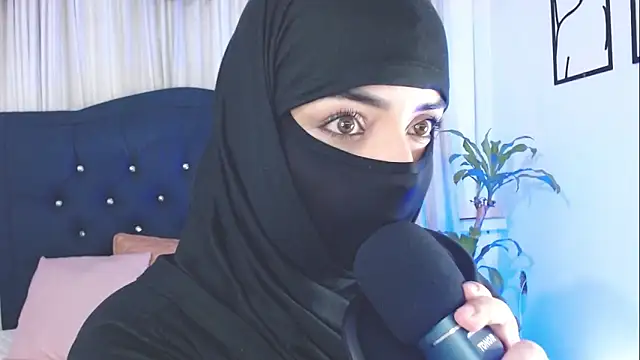 Snapshot of Uzra_hayed chatting on 11-21-25, 08:18 Uzra hayed online show from 11-21-25, 08:18