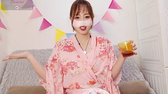 Snapshot of A33-asami chatting on 08-08-26, 01:30 A33-asami online show from 08-08-26, 01:30