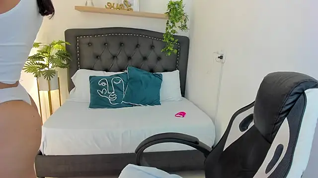 zoe danae  online show from 02-22-25, 12:19