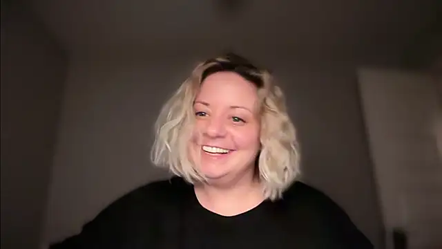 Snapshot of darlingashley chatting on 12-21-25, 06:09 darlingashley online show from 12-21-25, 06:09