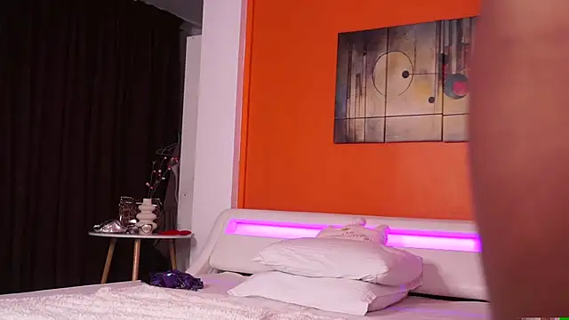 LovingBlondie online show from 10-30-25, 04:41