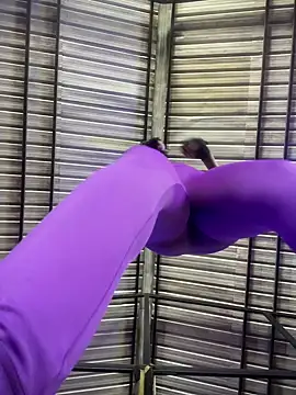 Snapshot of Berry_Bans chatting on 09-23-25, 05:27 Berry Bans online show from 09-23-25, 05:27