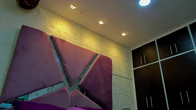 Charlotte Ice1 online show from 11-15-25, 04:03